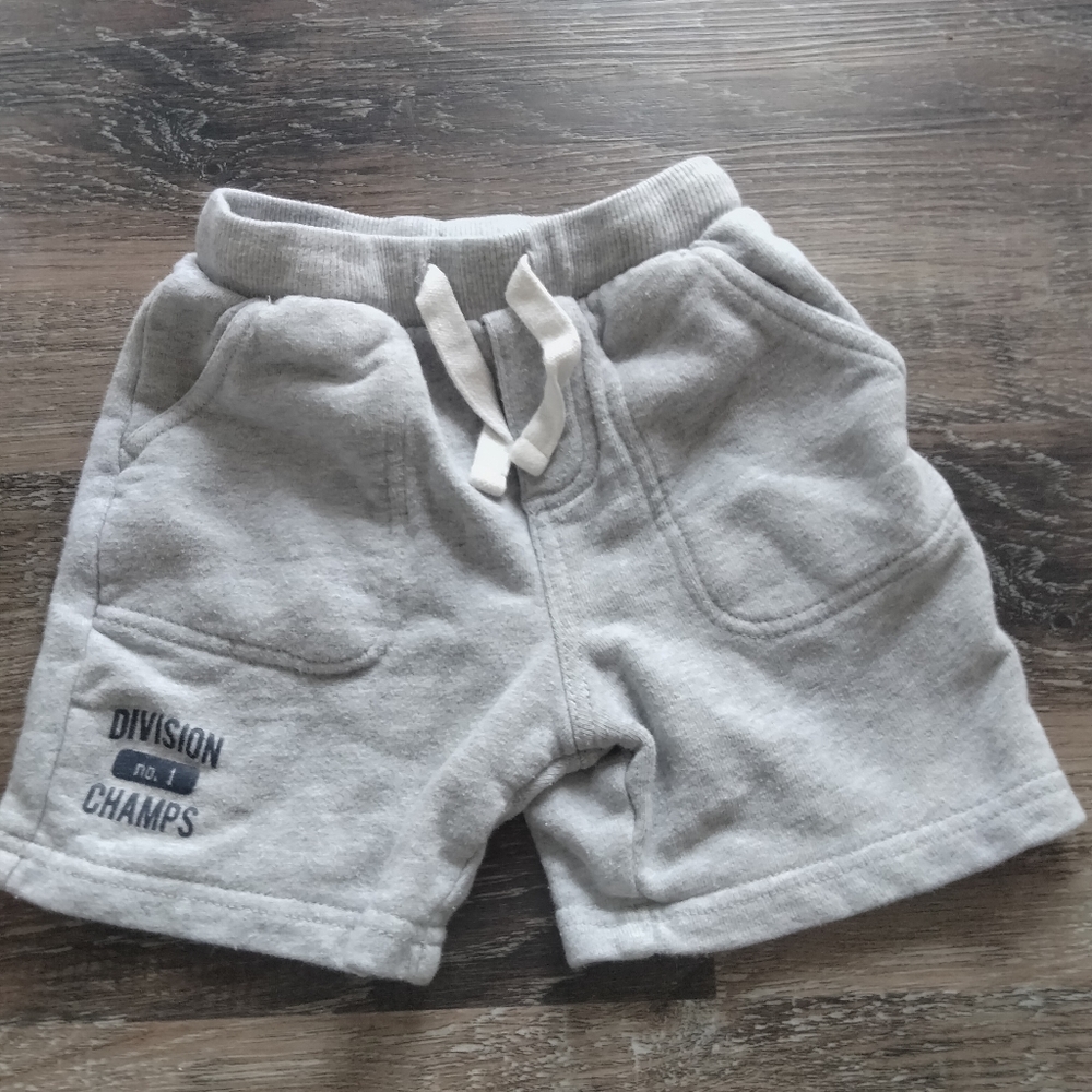 3T long sleeve and shorts bundle - Picture 6 of 8